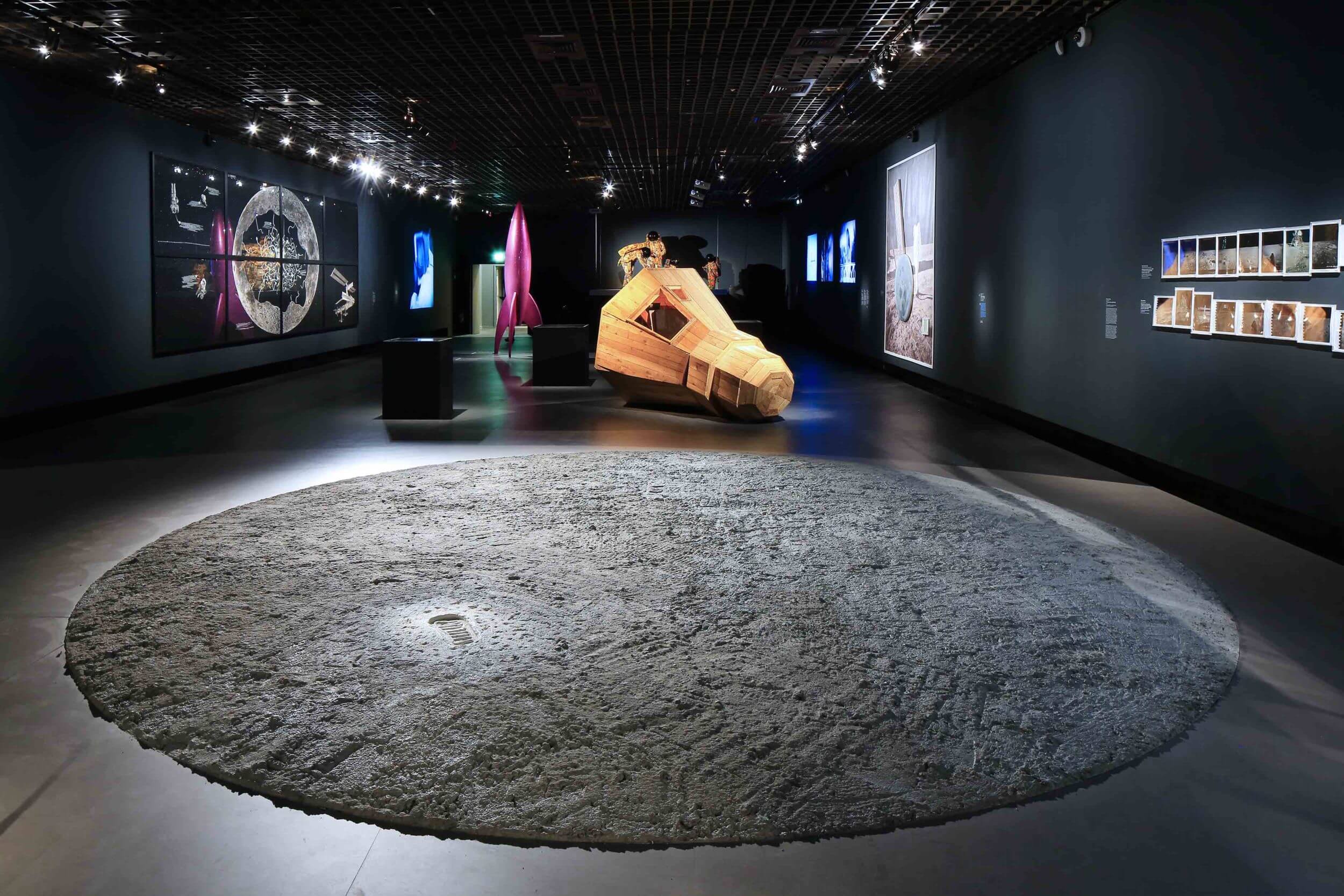 Le Grand Palais, Exposition La Lune, RMN-GP, Paris, Mircea Cantor The Second Step