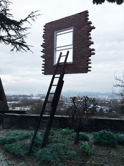 Window and Ladder, Too Late for Help, 2008 Leandro ERLICH Galerie Continua