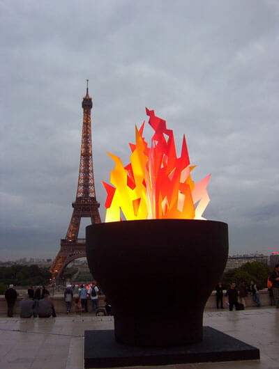 La flamme éternelle Piotr Uklansky Nuit Blanche 2004, Parvis des Droits de l'Homme, Paris