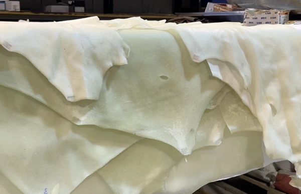 Mobilier cuir translucide, Studio Anne Holtrop